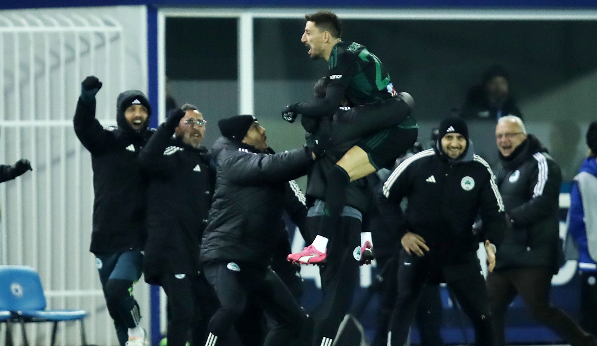 Ο Μλαντένοβιτς πανηγυρίζει το γκολ στο Περιστέρι